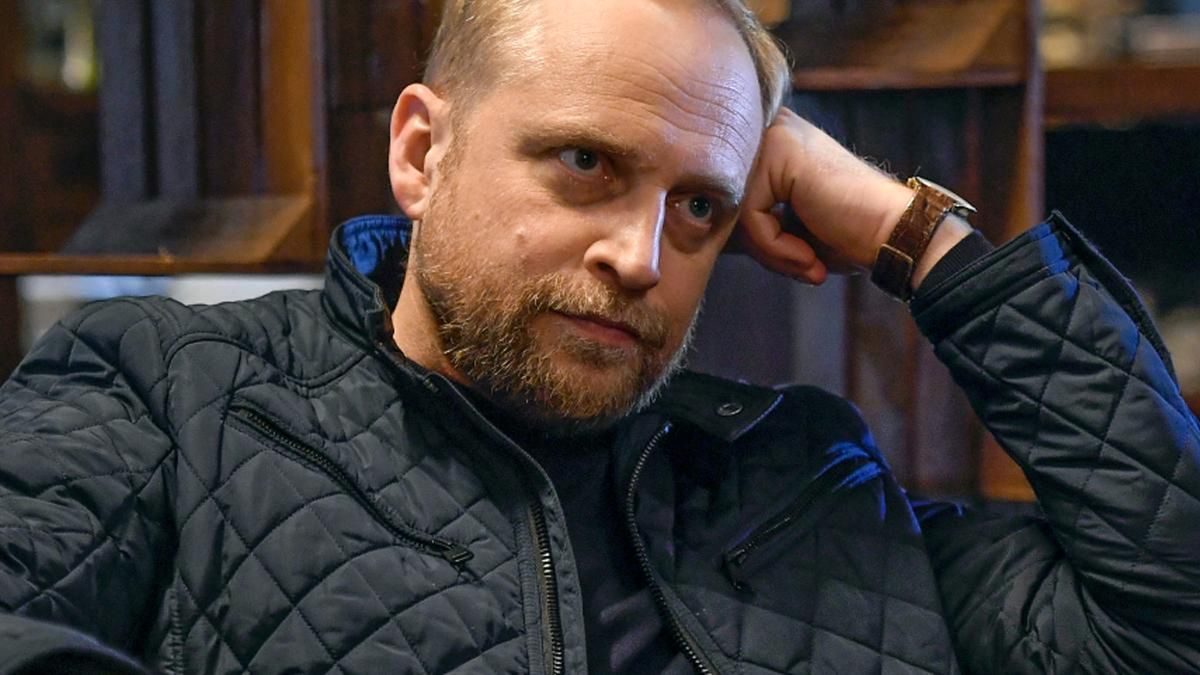 Piotr Adamczyk o zarobkach w teatrze. Mówi wprost o ciężkich warunkach i pensji, z której ledwo wyżył