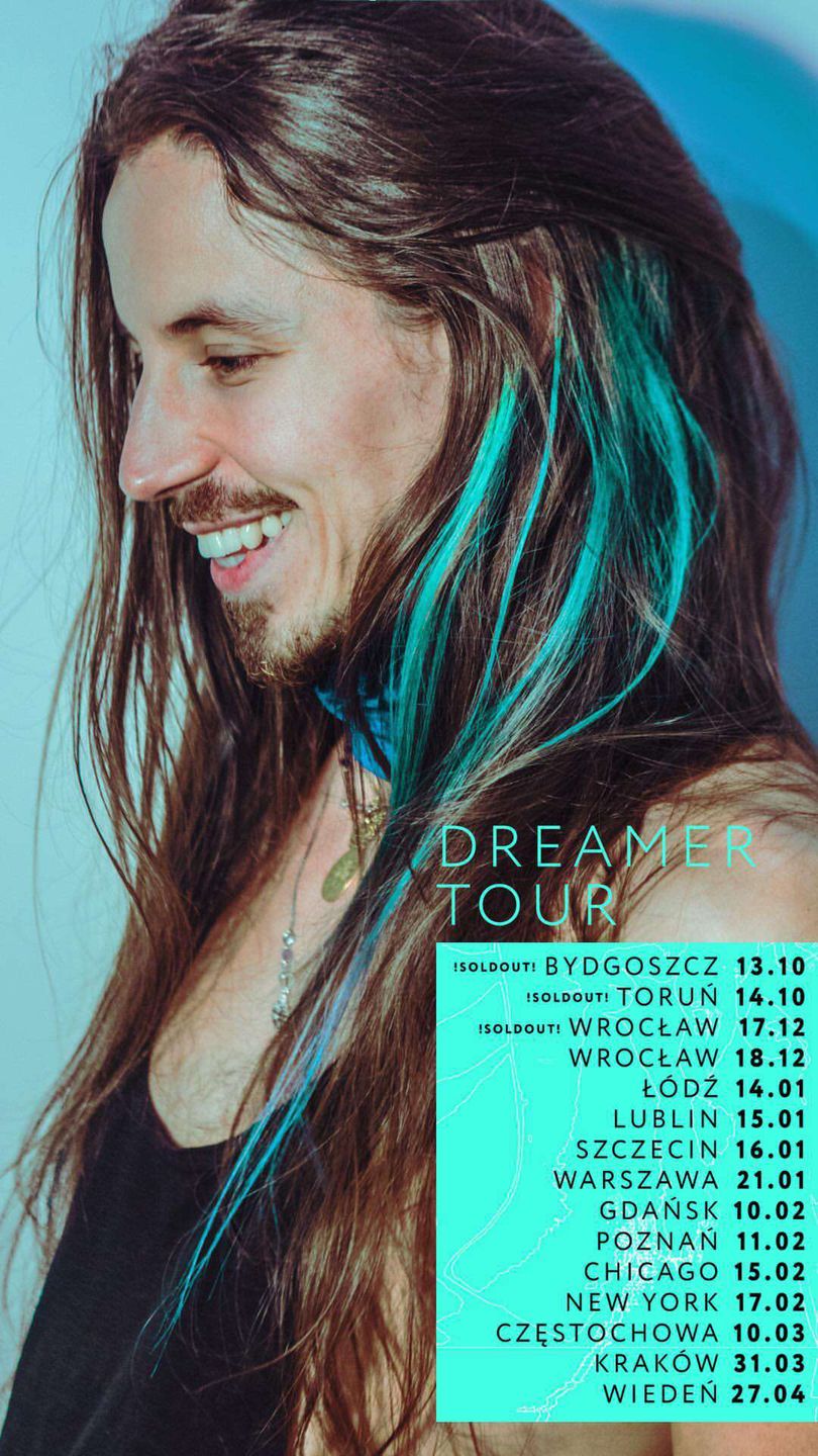 Michał Szpak z zielonymi pasmami włosów