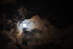 Księżyc Żniwiarzy – piątek 13. Dziś będziemy mogli podziwiać wyjątkową pełnię Księżyca. Co wyróżnia to zjawisko astronomiczne?