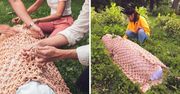 Ekologiczne i biodegradowalne trumny ze sznurka. Przypominają makramy i łączą zmarłego z naturą