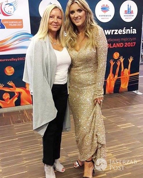 Karolina Szostak w złotej wieczorowej sukni kibicowała polskim siatkarzom na Narodowym w towarzystwie swojej mamy