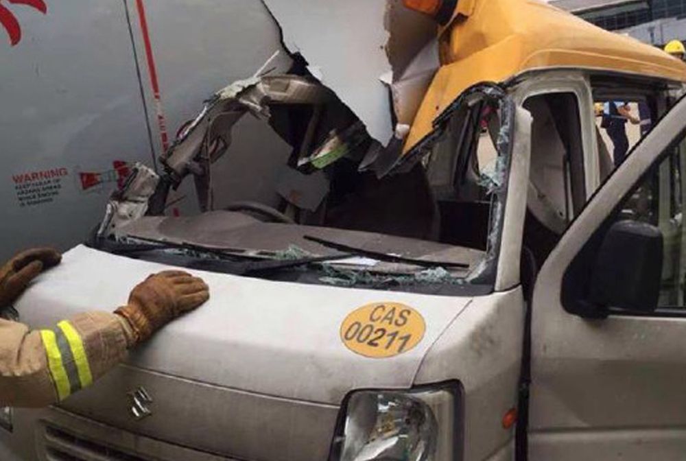 Chwile grozy na lotnisku. Vanem wjechał w odrzutowiec