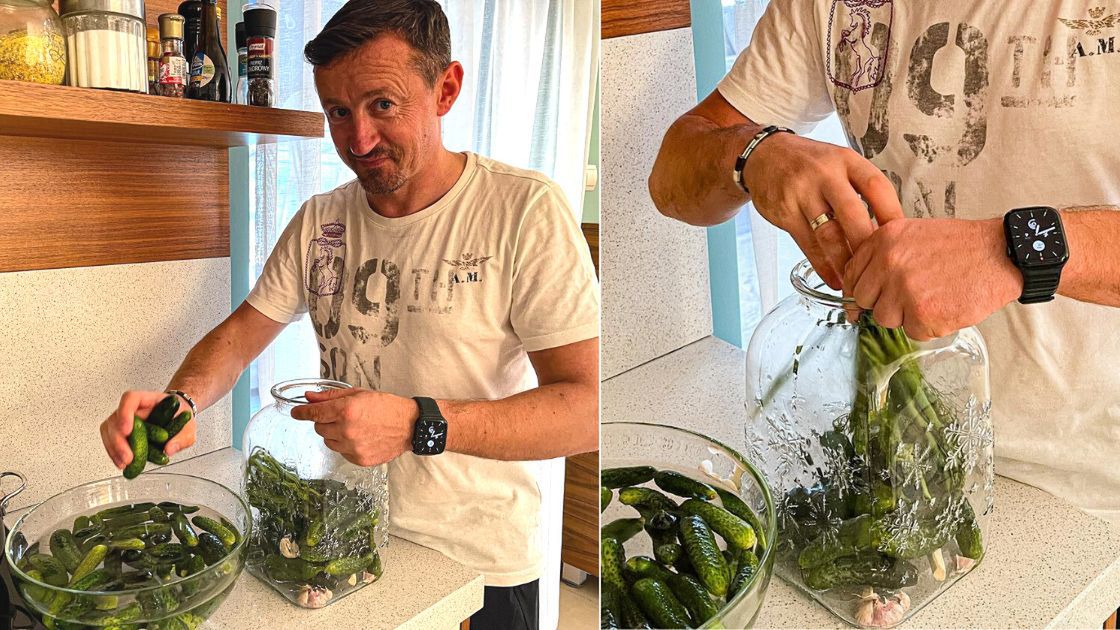 Adam Małysz wkłada do słoika ogórki