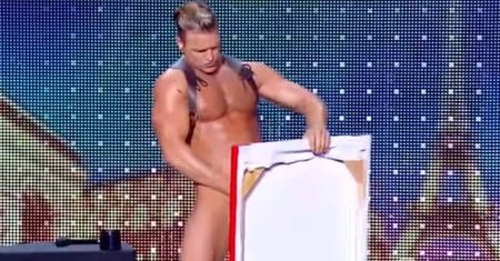 Piekielnie seksowny uczestnik "Mam talent!" namalował obraz... penisem! Nowy hit internetu