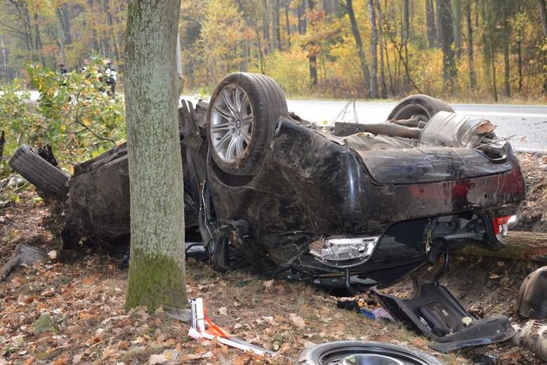 Opolskie: Samochód wpadł do rowu i potem dachował. Nie żyje jedna osoba