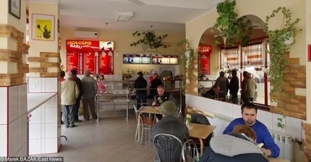Kultowy bar mleczny żegna się naleśnikami za złotówkę. Relacja z ostatniego obiadu w "Jacku i Agatce"