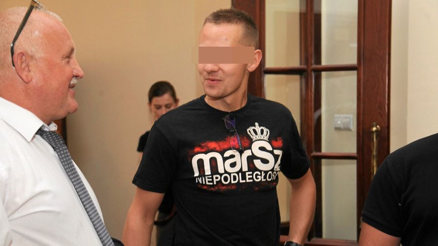 B. ksiądz Jacek M. w sądzie (po prawej)