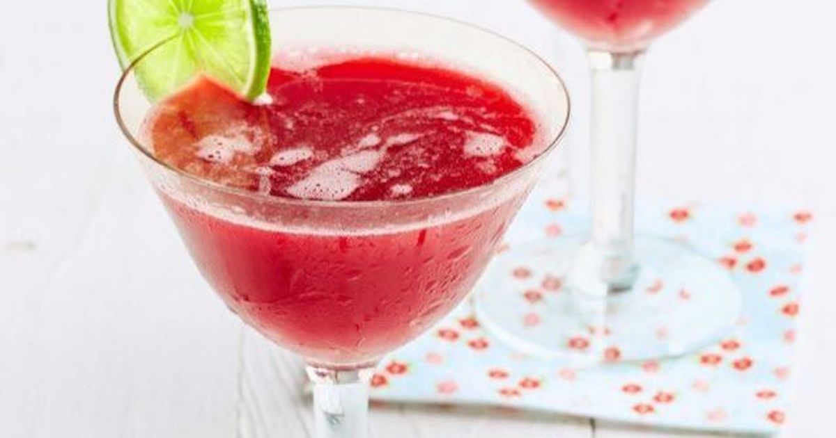 Pyszny drink alkoholowy z wiśniami, limonką i miodem - koniecznie musisz go spróbować!
