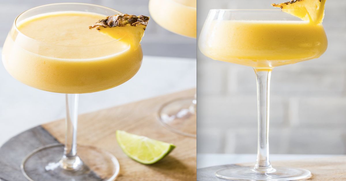 Wyśmienity drink alkoholowy z ananasem i mango - idealny na gorące i upalne dni.