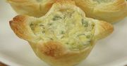 Babeczki z ciasta francuskiego z nadzieniem serowo-szpinakowym