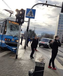 Wrocław: wypadek na Borowskiej - tramwaj zderzył się z busem