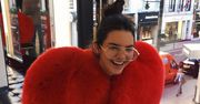 Kendall Jenner też walczy z trądzikiem na plecach. Jej dermatolog radzi, jak się go pozbyć