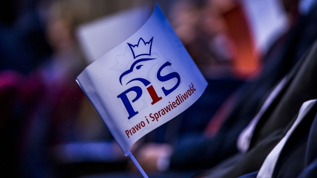 Rafał Bebak, kandydat PiS do Rady Miasta Jaworzno, zmarł w trakcie klejenia plakatów wyborczych.