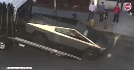 Cybertruck od Tesli przetransportowany do Muzeum Motoryzacji Petersena