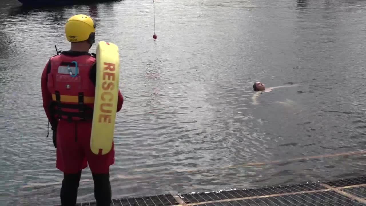 Sezon wakacyjny w pełni. Jak bezpiecznie zachowywać się w wodzie?