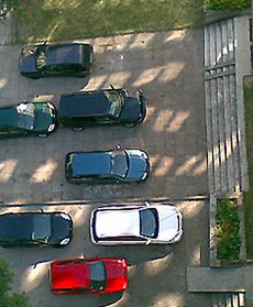 Dwa samochody na jednym miejscu parkingowym