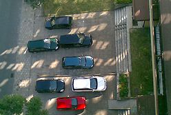 Dwa samochody na jednym miejscu parkingowym