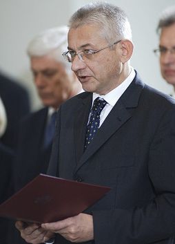 Ludwik Dorn - minister spraw wewnętrznych i administracji