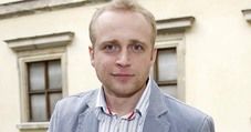 Adamczyk jest chorobliwie zazdrosny?