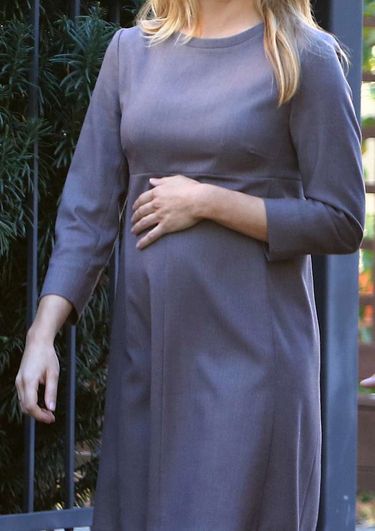 Kasia Tusk w opiekuńczy sposób dotyka ciążowego brzuszka