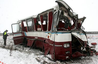 Autobus wjechał pod pociąg