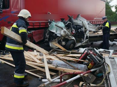 Świętokrzyskie: 20 poszkodowanych w zderzeniu ciężarówki i autobusu