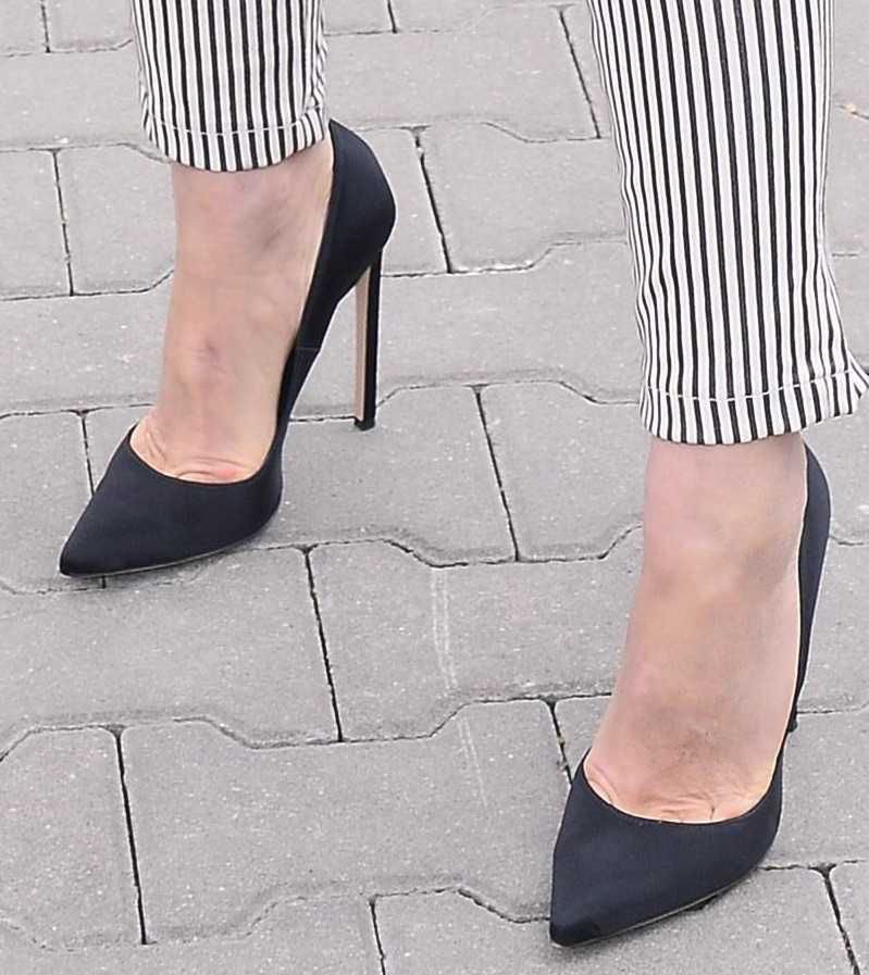 Czarne szpilki – Biała torba – Karolina Szostak na pokazie Łukasza Jemioła SS19
