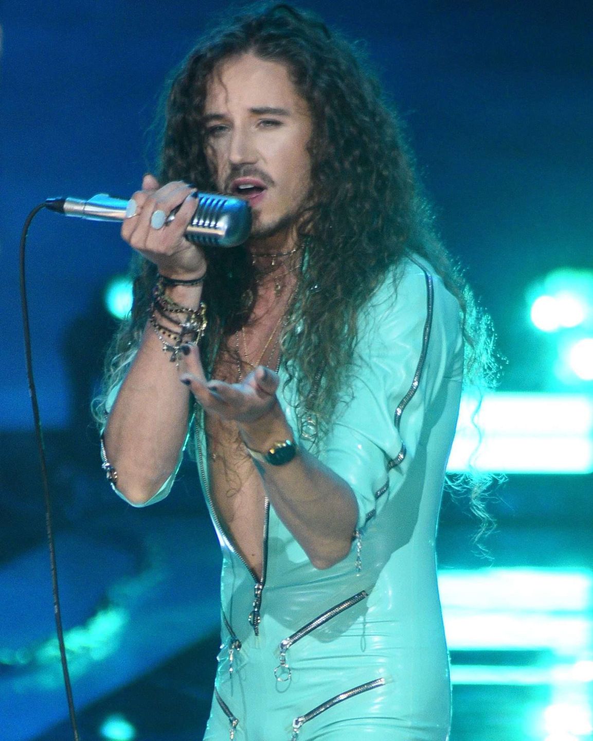 Michał Szpak odsłonił tors