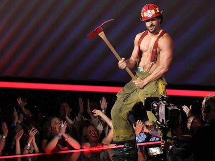 Joe Manganiello rozbiera się na poważnie