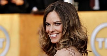Hilary Swank umie się śmiać