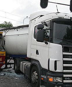 11 osób rannych w wyniku zderzenia cysterny z tramwajem