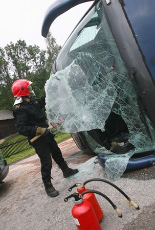 8 osób pozostało w szpitalach po wypadku autokarów