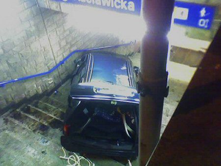 Samochód wpadł na stację metra, jedna osoba ciężko ranna