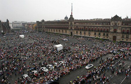 Tysiące ludzi **ściągnęło z** siebie ubrania w Meksyku