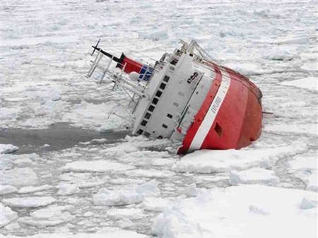 Zatonął statek, który zderzył się z górą lodową