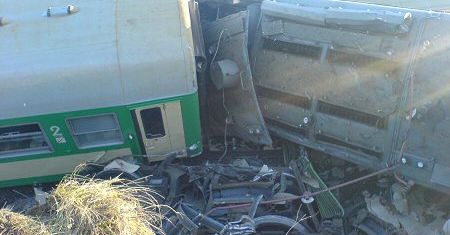 Pociąg uderzył w ciężarówkę, dwie osoby zginęły
