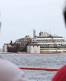 Costa Concordia znowu pływa