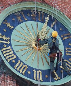 Alpinista na wieży gdańskiego ratusza