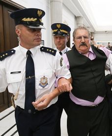 Incydent w Sejmie. Straż marszałkowska wyprowadziła Rajmunda Pollaka