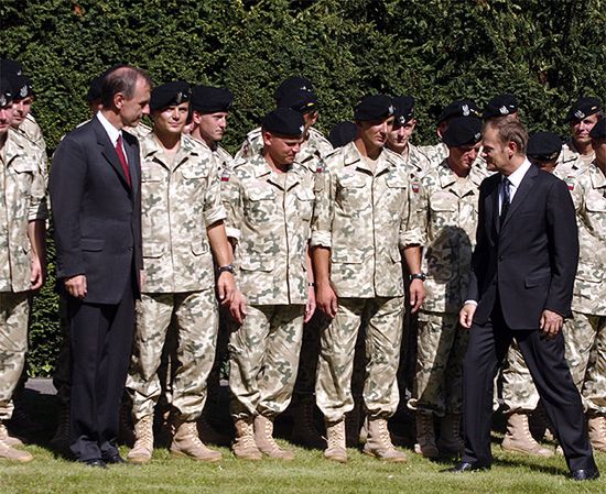 Szef MON wręczył wyróżnienia; premier spotkał się z żołnierzami