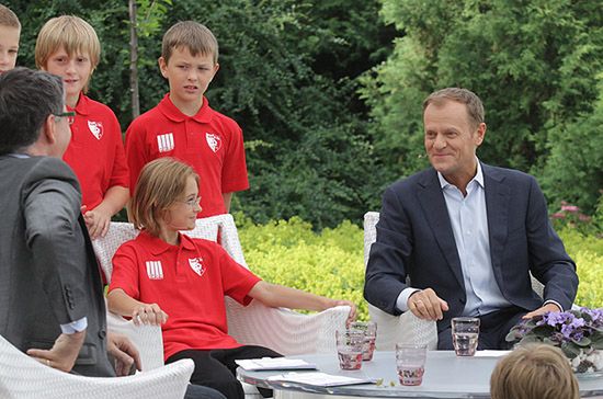 Tusk grał w piłkę z dziećmi; kibice: "Donek do Pacanowa"