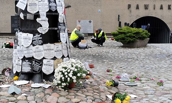 Prezydent złożył kwiaty pod zniszczonym pomnikiem