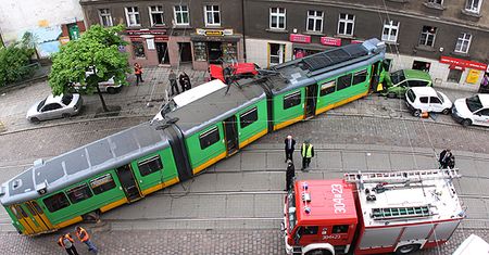 Tramwaj wepchnął auta w budynek - 5 osób rannych