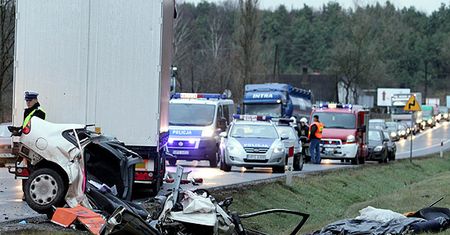 Czołowe zderzenie z ciężarówką - 5 osób zginęło