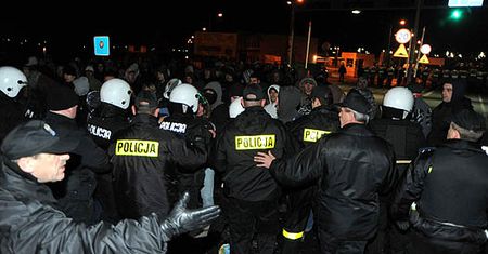 Na granicy poleciały butelki i petardy
