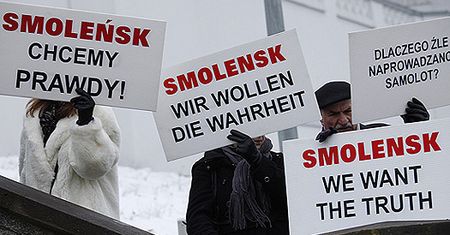 Odsłonięcie pomnika-tablicy i protest