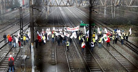 Katowice: związkowcy zablokowali tory. Utrudnienia w ruchu pociągów