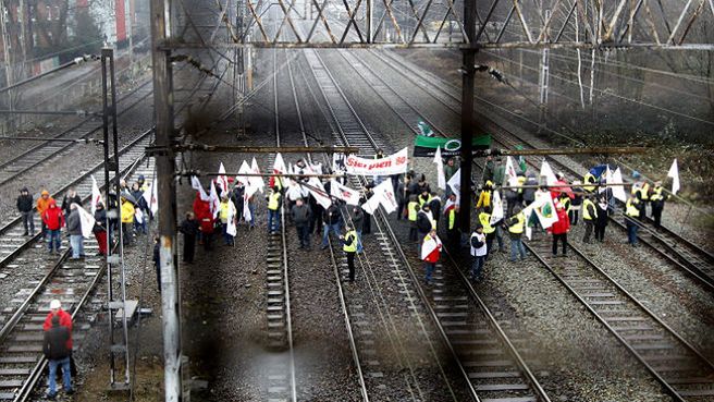Górnicy protestujący przeciwko likwidacji czterech kopalń, zablokowali tory kolejowe w Katowicach
