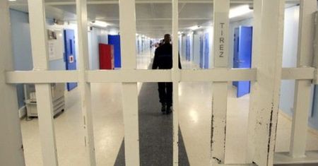 Strażnicy więzienni walczą o odebrane im podwyżki uposażeń