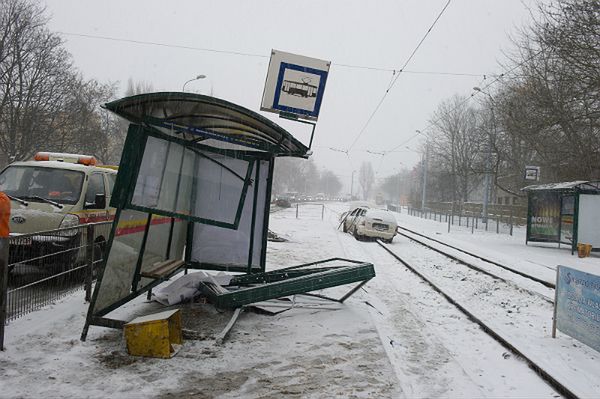 Pijany kierowca wjechał w przystanek w Łodzi. Dwie osoby ranne